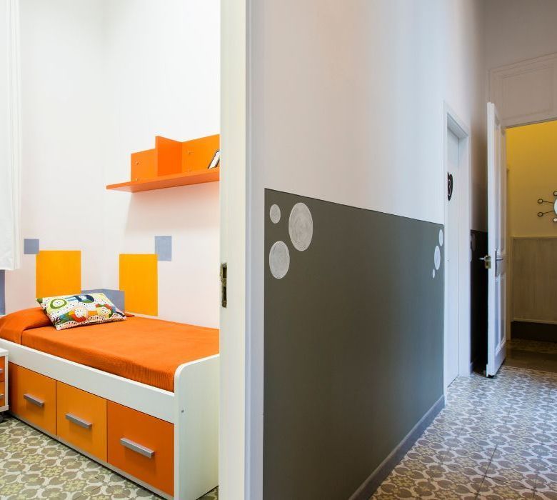 Habitación y pasillo residencia Reina de la Pau