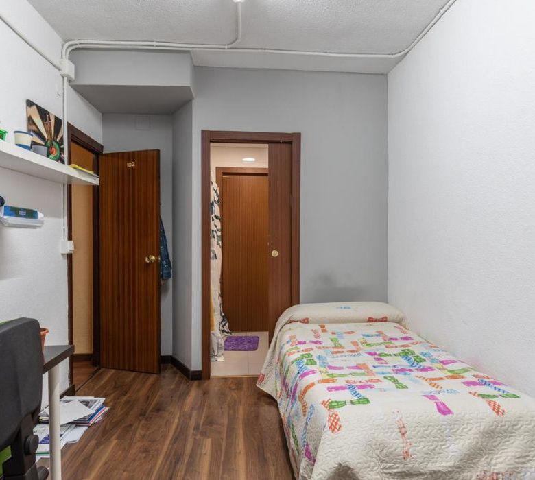 Habitación y baño Residencia Universitaria Genil